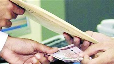 خبير فني يفحص فيديوهات بقضية رشوة أمين شرطة لنقل مسجون