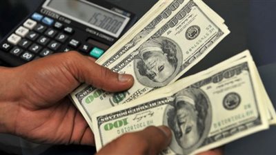 البنك الأهلي يخفض سعر الدولار قرشًا واحدًا
