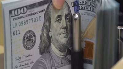 بنكا القاهرة والتجاري الدولي يرفعان سعر شراء الدولار