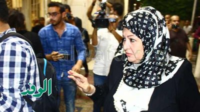 شاهد.. نجوم الفن والإعلام فى عزاء عمرو سمير