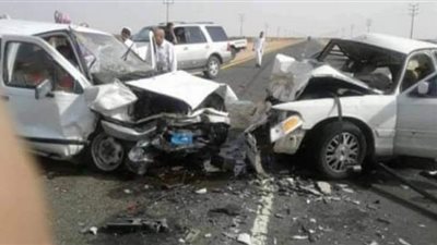 مصرع اثنين وإصابة 12 آخرين في تصادم سيارتين بمنشأة القناطر