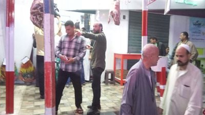 دمياطي يرغم الجزارين على تخفيض سعر اللحوم الحمراء