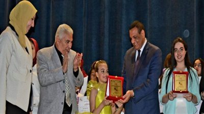بالصور ..الفنانه نادية مصطفى تُحيي حفل ختام ملتقى الموهوبين بدمنهور