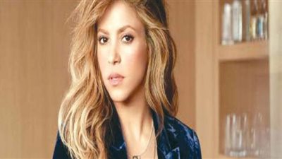 بفستان مفتوح شاكيرا تشعل 