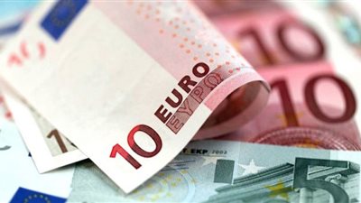 تراجع اليورو وارتفاع الدولار بعد موافقة إيطاليا على الميزانية