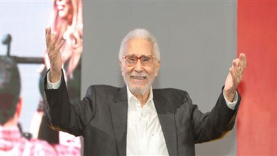 التعاون للبترول تكرم الفنان عبدالرحمن أبو زهرة