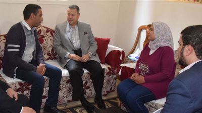 محافظ بني سويف يزور أسرة أطفالها مصابون بمرض 
