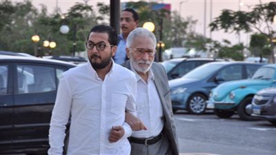 شاهد.. عبد الرحمن أبو زهرة يقدم العزاء فى الراحل عزت أبو عوف