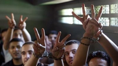 بعد قرار إسرائيل باقتطاع 138 دولارًا.. ما مصير عائلات الأسرى والشهداء الفلسطينيين؟