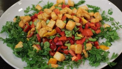 بالخطوات.. طريقة عمل سلطة الفول الأخضر بالجبن