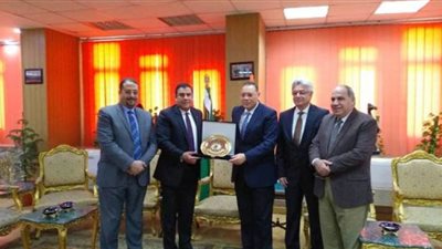 محافظ الشرقية يبحث خطة توصيل الغاز الطبيعي بحضور النائب هاني أباظة