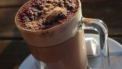 تغلبي على البرودة مع كوب الشكولاتة الساخنة بزبدة الفول السوداني