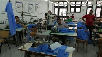 تصنيع الملابس الوقائية لأطباء مستشفيات الحجر الصحي بجامعة حلوان