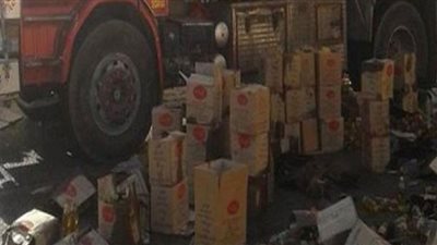 انقلاب سيارة محملة بـ40 طن زيت تمويني بسوهاج