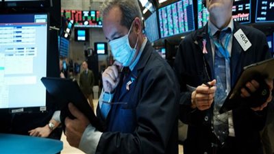 صراع في وول ستريت بين النفط المتراجع والدولار المتألق