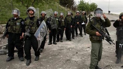 قوات الاحتلال الإسرائيلي تقتحم غرف الأسرى الفلسطينيين في سجن الرامون