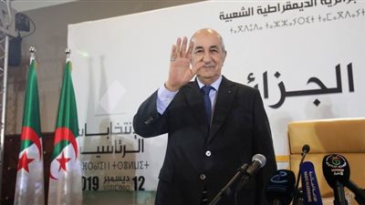 الرئيس الجزائري يلقي النظرة الأخيرة على جثمان الفريق قايد صالح