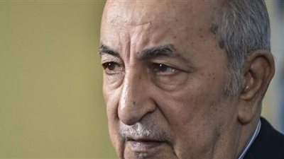 شاهد.. بكاء الرئيس الجزائري أثناء إلقاء النظرة الأخيرة على جثمان قايد صالح
