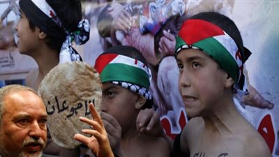 دموية إسرائيلية ..ليبرمان: يجب أن نترك الأسرى الفلسطينيين يموتون