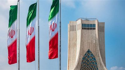 إيران المنهارة اقتصاديًا تبحث تدبير السيولة من القروض