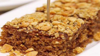 حلويات رمضان اليوم .. بسبوسة التمر والقرفة مع سموزي زبدة الفول السوداني بالشوكولاتة