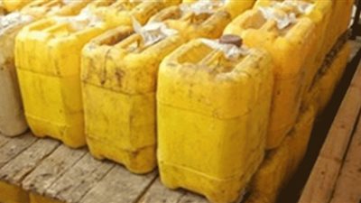 ضبط كمية من زيت الطعام مجهول المصدر في مطعم بالفيوم