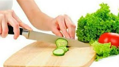 بالفيديو.. سلامة الغذاء تحذر من لوح تقطيع الأكل المصنوع من الخشب