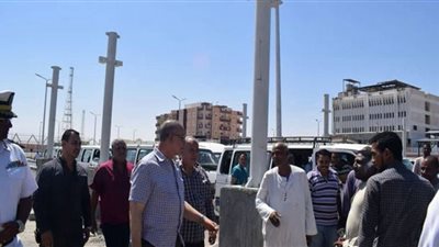 محافظ البحر الأحمر يتابع تركيب المظلات بموقف السيرفيس الجديد