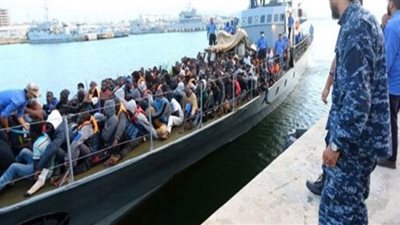 السماح لمهاجرين على متن السفينة 