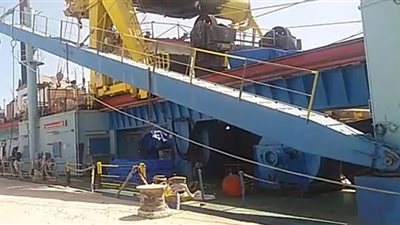 شاهد.. ميناء سفاجا ينقذ حفار بعد عطل في عرض البحر