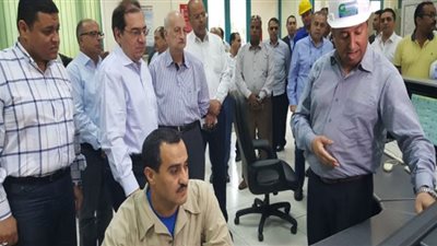 بالصور.. وزير البترول يتفقد مجمع غازات الصحراء الغربية بالإسكندرية