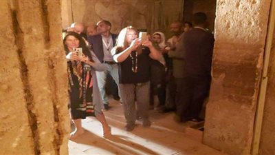 صور.. 160 سائحًا يتابعون تعانق الشمس على وجه رمسيس الثاني بأبو سمبل