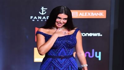 ياسمين صبري تكشف سبب اختيارها فستان أزرق في إطلالة مهرجان الجونة