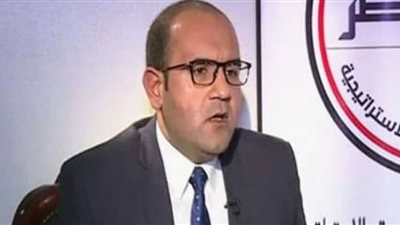 اقتصادي يوضح العلاقة بين تدهور أسعار النفط وارتفاع الذهب