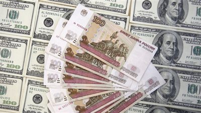 بسبب الانتخابات الأمريكية.. الدولار يهبط دون مستوى 79 روبل