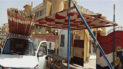 تركيب مظلات أمام لجان امتحانات الثانوية بالغردقة