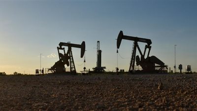 تباين أسعار النفط وسط شكوك حيال الطلب الأمريكي