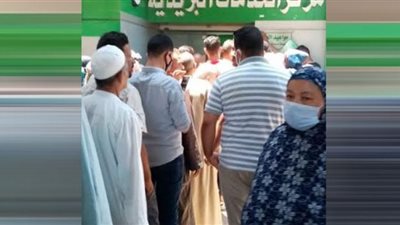 تزاحم وعدم إلتزام بتدابير كورونا بمكتب بريد الباجور في المنوفية