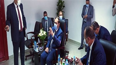 صور.. وزير النقل يتفقد المركز المتكامل لتحويل السيارات للغاز الطبيعي