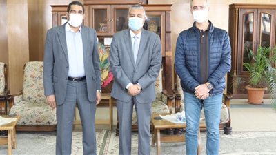 رئيس جامعة جنوب الوادي يلتقى فريق مشروع الابتكار لصناعة الجلود