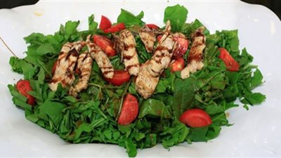 بالخطوات طريقة عمل سلطة سبانخ بالخضار