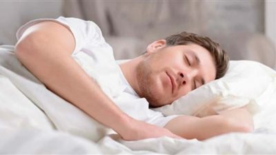 يوجد في اللوز والسبانخ.. المغنيزيوم يساعد على مقاومة الأرق