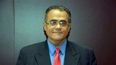 الاتحاد الدولي لجمعيات جراحات الأعصاب يكرم نائب رئيس جامعة عين شمس