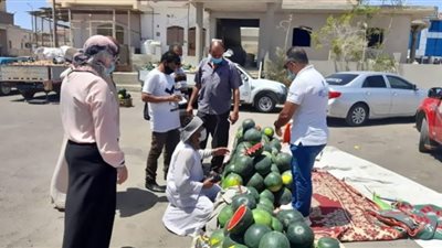 حملات تفتيشية بسوق الخضار بالقصير للتأكيد على الإلتزام بالاجراءات الاحترازية