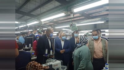 وزير التنمية المحلية ومحافظ القليوبية يتفقدان مصانع وظيفتك جنب بيتك بقرية طحلة