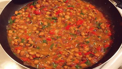 لسحور شهي.. طريقة جديدة لتحضير الفول بالطماطم والزيت الحار