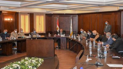 محافظ الإسكندرية يناقش مشروع إنشاء مدينة المدابغ وصناعة الجلود
