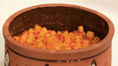 فطار رمضان على قد الإيد.. طريقة عمل طاجن مكرونة بالصلصة والثوم
