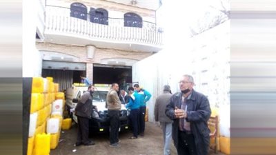 ضبط 4 أطنان زيتوت طعام مجهولة المصدر خلال حملة تموينية بمركز ههيا