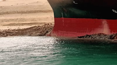 لليوم الثالث.. استمرار أعمال تعويم سفينة الحاويات الجانحة بقناة السويس